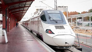 Renfe estrena los nuevos trenes AVE que conectan Madrid con Galicia y Asturias