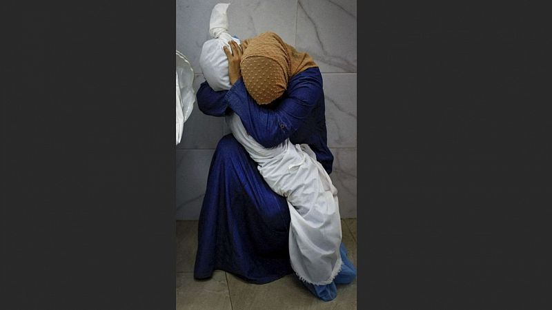 El sobrecogedor abrazo de una mujer al cadáver de su sobrina en Gaza, foto del año en el World Press Photo 2024