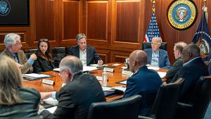 El presidente Joe Biden, junto con su equipo de seguridad nacional, reunidos por el ataque iran contra Israel, en la Casa Blanca.