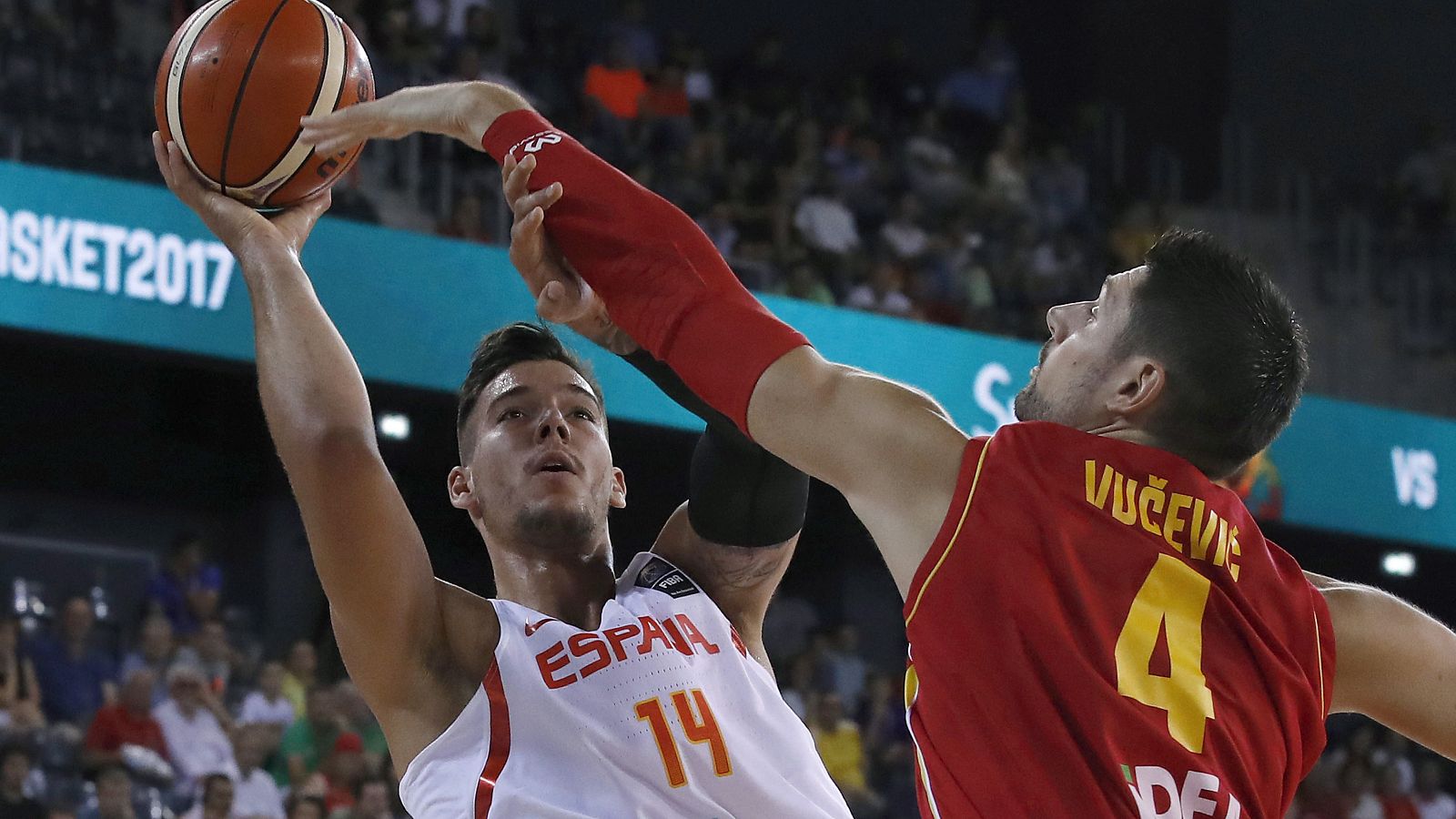 Espa�a barre a Montenegro en su debut