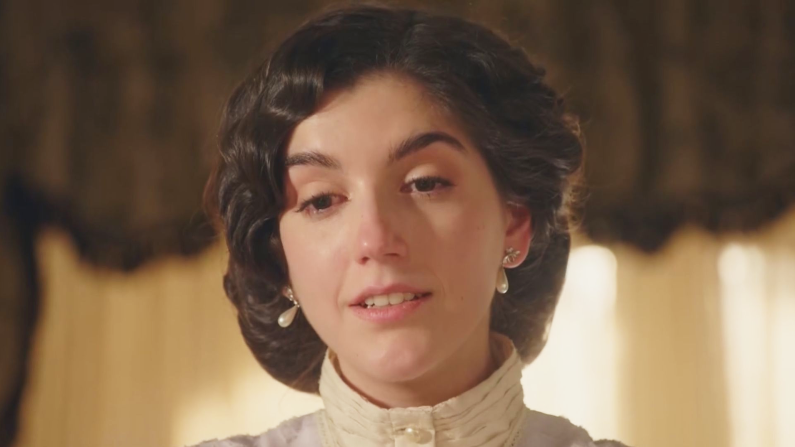 La Promesa: Jimena salta al vacío desde lo alto de las escaleras - La promesa | Ver