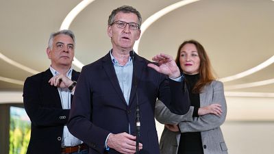 El presidente del PP, Alberto Nuez Feijo, interviene durante una visita al Grupo Irizar, en Aduna, Guipzcoa