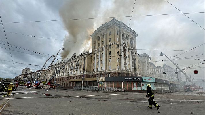 Los rescatistas ucranianos tratan de extinguir un incendio en un edificio residencial tras un ataque con misiles en Dnipr