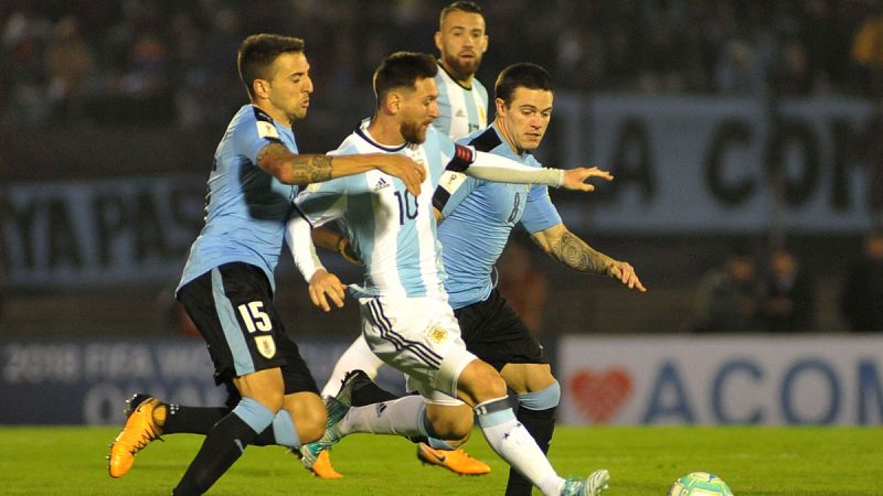 Argentina encomendada a Messi, se aburre ante la disciplina uruguaya