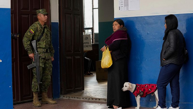 Ecuador vota sobre seguridad y justicia en plena espiral de violencia y con un estado de excepción
