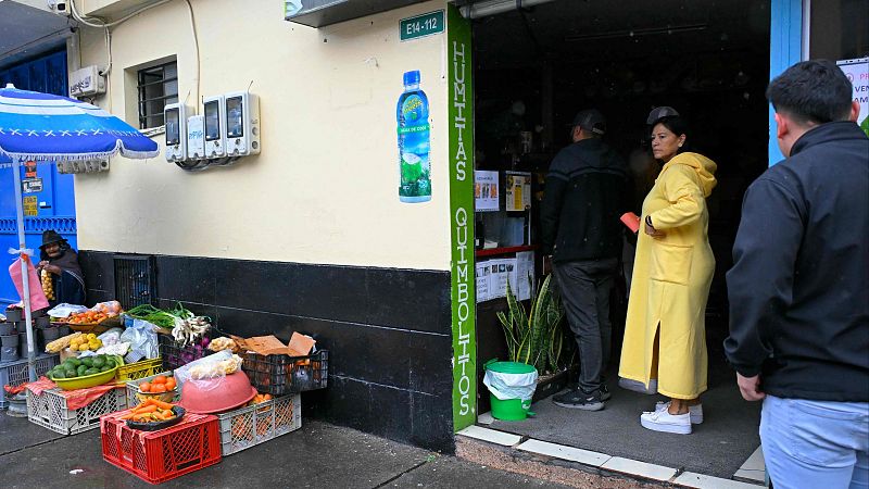 Personas en una tienda oscura debido al racionamiento de energa en Quito, Ecuador.