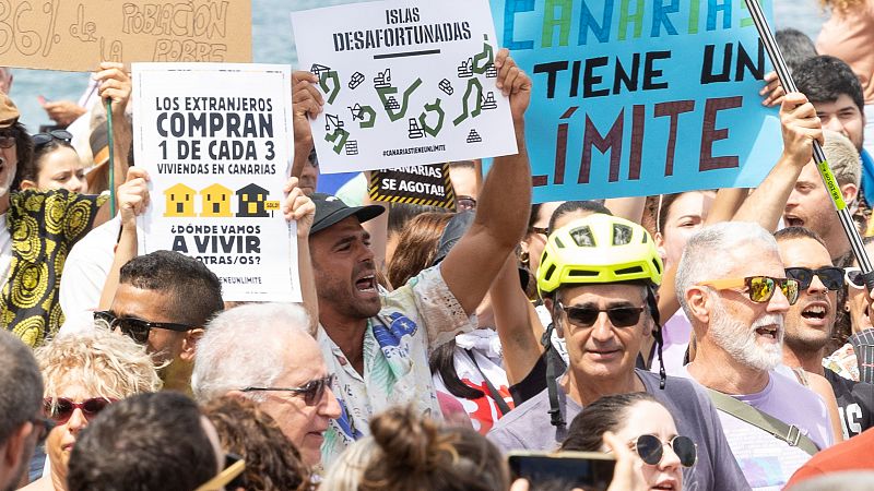 Miles de personas se manifiestan en Canarias para exigir un "límite" al turismo de masas