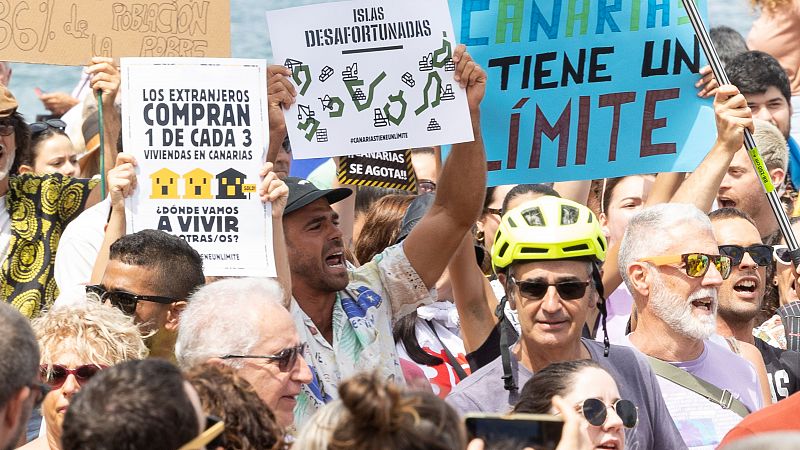 Miles de personas se manifiestan en Canarias para exigir un "límite" al turismo de masas