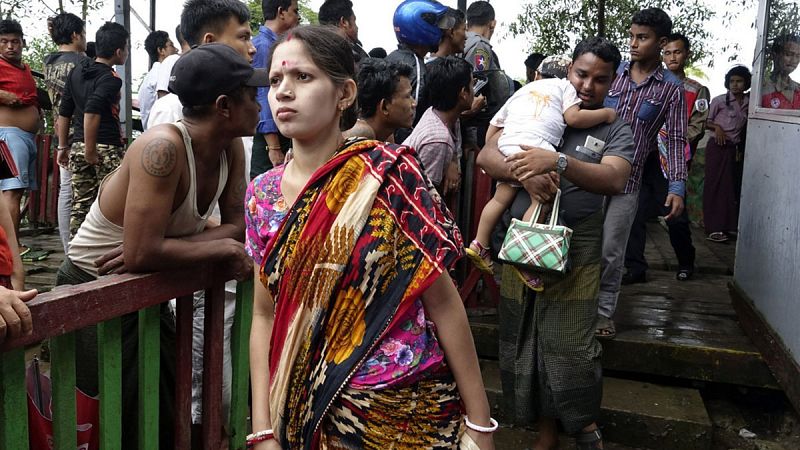 Al menos 38.000 musulmanes rohinyás han cruzado la frontera de Birmania a Bangladesh en una semana