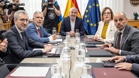 El ministro de Pol�tica Territorial y Memoria Democr�tica, �ngel V�ctor Torres, y el presidente de Canarias, Fernando Clavijo. (EP)
