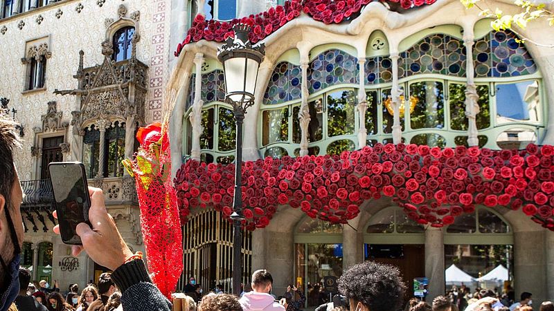 Mira amunt! Roses a la façana de la Casa Batlló per Sant Jordi