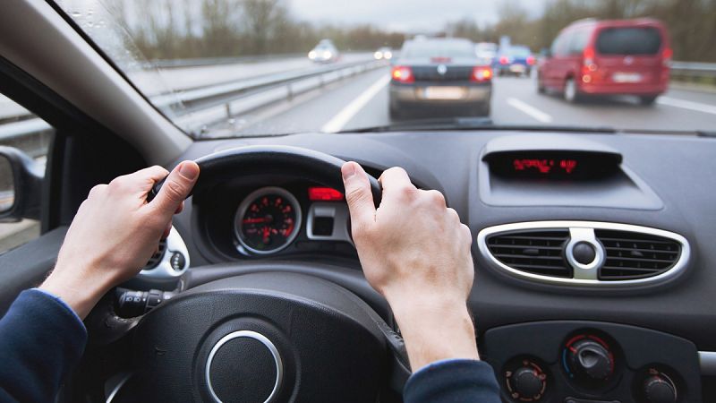 Fomento prohibirá la cesión de licencias de vehículos con conductor durante dos años