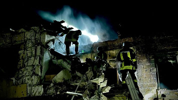Un investigador de la polica ucraniana examina escombros en la Torre de Televisin de Jarkov tras un ataque ruso contra su antena