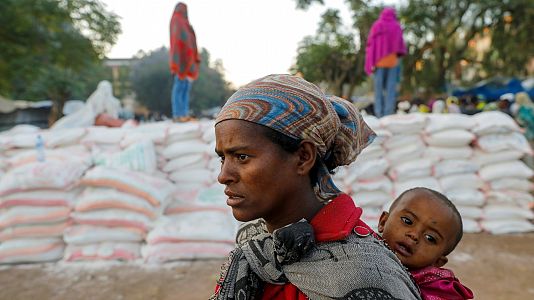 Una mujer con su hijo hace fila para recibir comida en la ciudad deShire, en la regin etope de Tigray