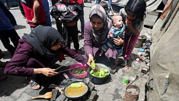 Palestinos desplazados cocinan en un centro de la UNRWA en Gaza