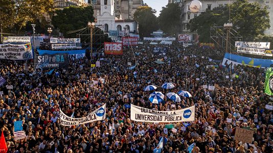 Miles de personas marchan en Buenos Aires contra los recortes en educaci�n