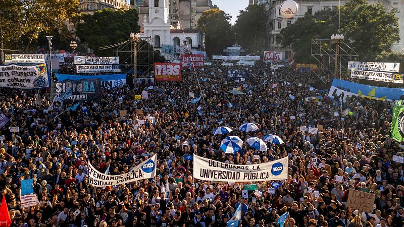 Las universidades de Argentina marchan contra los recortes en educación del presidente Javier Milei