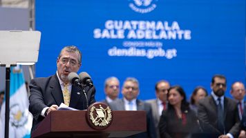 El presidente de Guatemala se reduce el salario un 25%