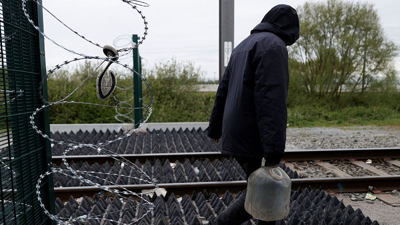 Detienen a tres hombres en Reino Unido por la muerte de cinco migrantes en el Canal de la Mancha