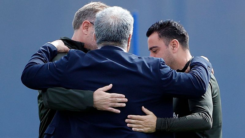 Xavi continuará en el Barça hasta 2025 tras la cumbre con Laporta y Deco