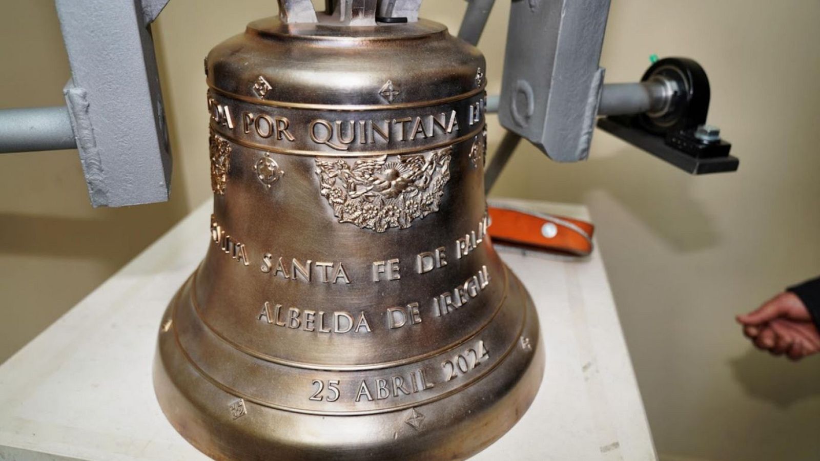 Forjan una campanacon monedas de céntimos en un pueblo de La Rioja | Ver