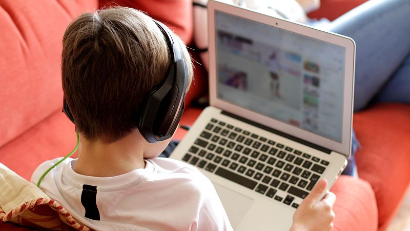 El 69% de los niños españoles supera el límite de tiempo máximos de exposición a pantallas recomendado por expertos