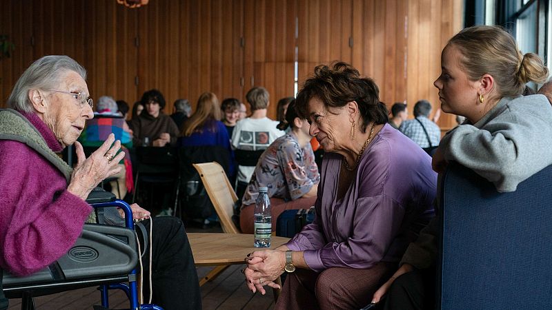 Los mayores advierten a sus nietos de la importancia del voto en las europeas: "La democracia nunca está garantizada"