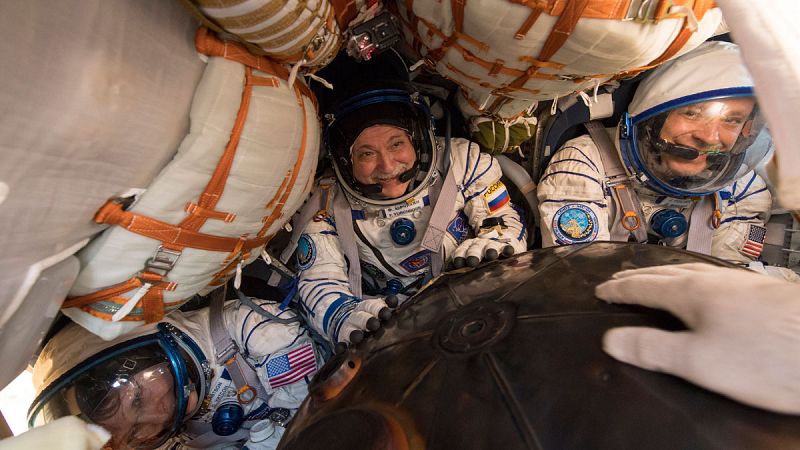 Tres astronautas de la Estación Espacial Internacional regresan a la Tierra a bordo de la nave Soyuz