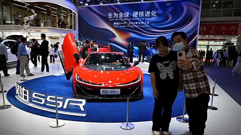 La empresa de automóviles china BYD muestra músculo en la Feria Internacional del Automóvil de Pekín