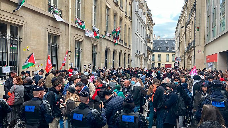 Cientos de estudiantes se manifiestan en la Universidad Sciences Po de París contra la guerra de Gaza