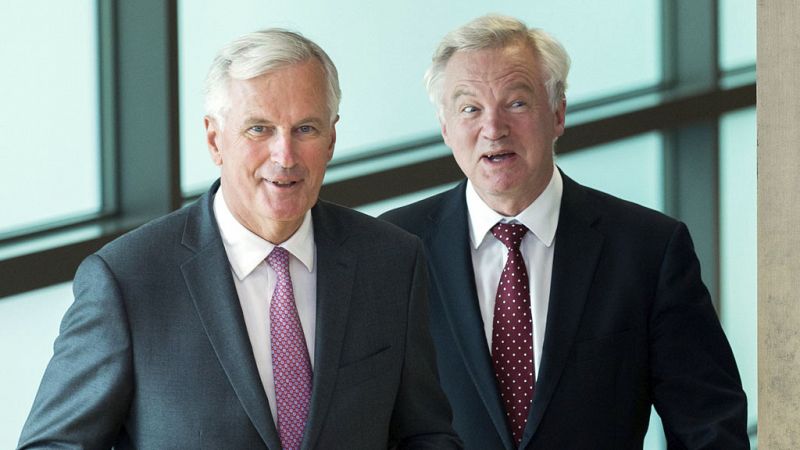 El ministro británico para el 'Brexit' califica de "ridícula" la postura de Bruselas