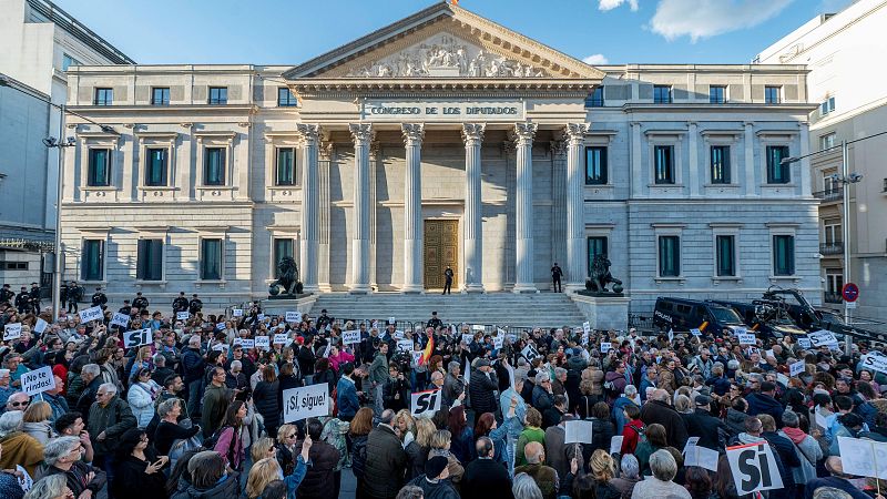 Miles de personas se manifiestan frente al Congreso en defensa de la democracia en vísperas del anuncio de Sánchez