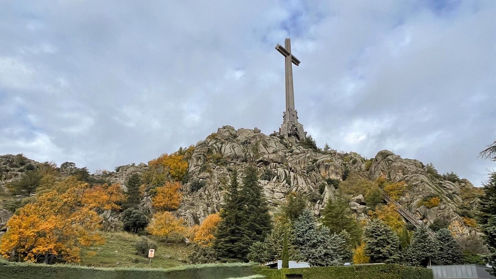 Un primer grupo de unos 30 familiares visita las exhumaciones de Cuelgamuros | Ver