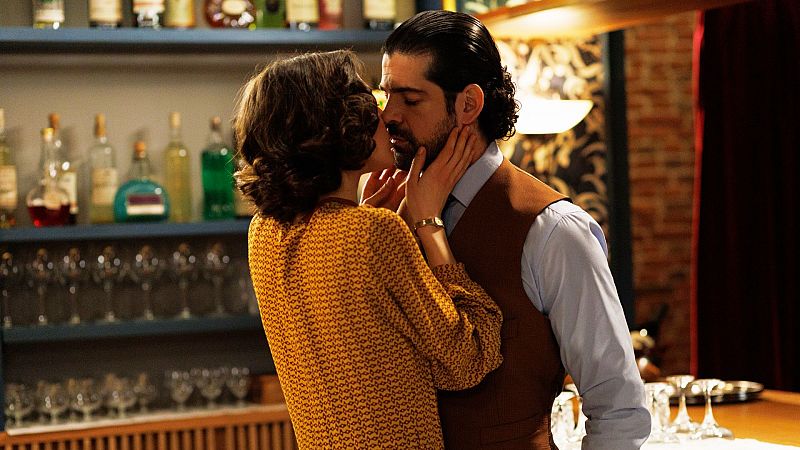 La Moderna: César e Inés se dejan llevar y se dan su primer beso