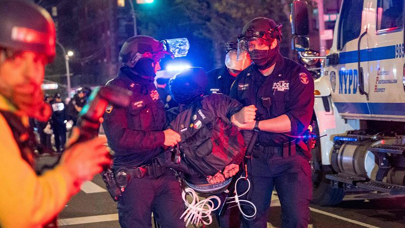 La Policía desaloja el edificio ocupado en la Universidad de Columbia y detiene a los estudiantes