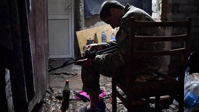 Un militar de la 141. brigada de infantera separada de Ucrania limpia su arma