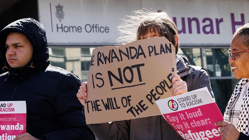 El Gobierno británico detiene a los primeros migrantes que serán deportados a Ruanda