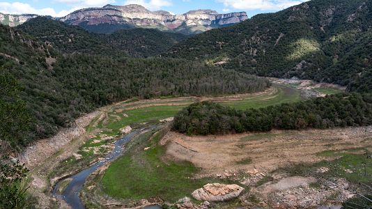 Vista del rio Ter en la cabecera del pantano de Sau, smbolo de la sequa el ltimo ao