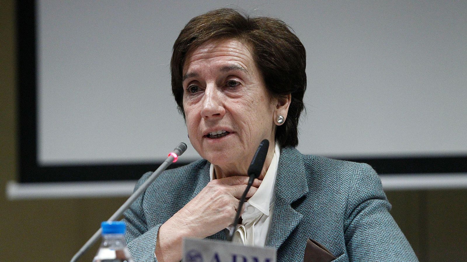 Periodistas y políticos dan su último adiós a Victoria Prego | Ver