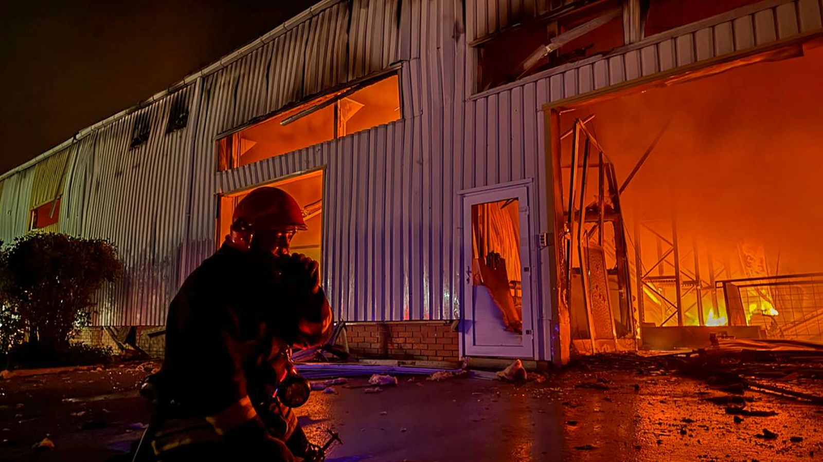 Las instalaciones de la empresa privada de correos ucraniana, Nova Poshta, arden tras un ataque uso