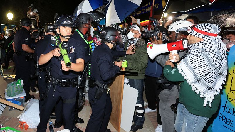 La policía desaloja los campamentos propalestinos en la Universidad de California tras una jornada de enfrentamientos