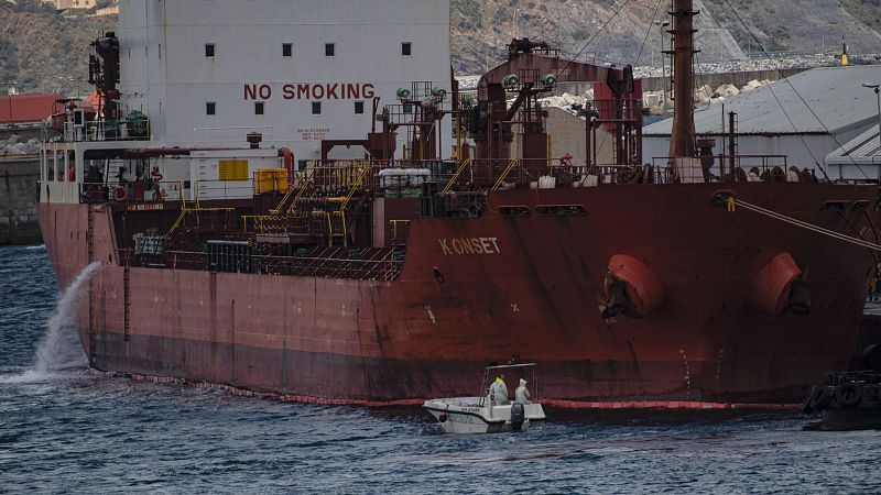 Controlado uno de los vertidos "más graves" de Ceuta: un petrolero turco derramó 25.000 litros de fuel en el puerto