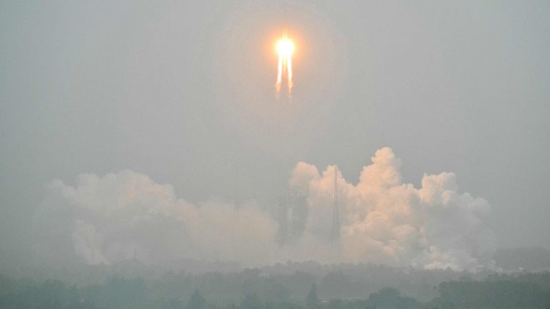 China lanza la sonda espacial Chang'e 6 para recoger muestras de la cara oculta de la Luna