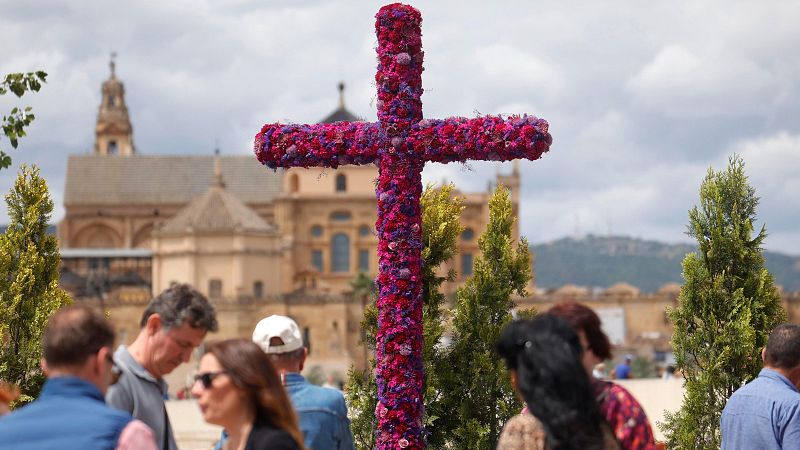 El día de las 'Cruces de Mayo' 2024: los monumentos florales engalanan calles y patios de pueblos y ciudades