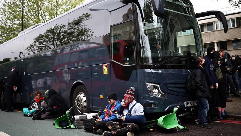 Personas migrantes solicitantes de asilo en Reino Unido huyen a Irlanda para esquivar las deportaciones a Ruanda