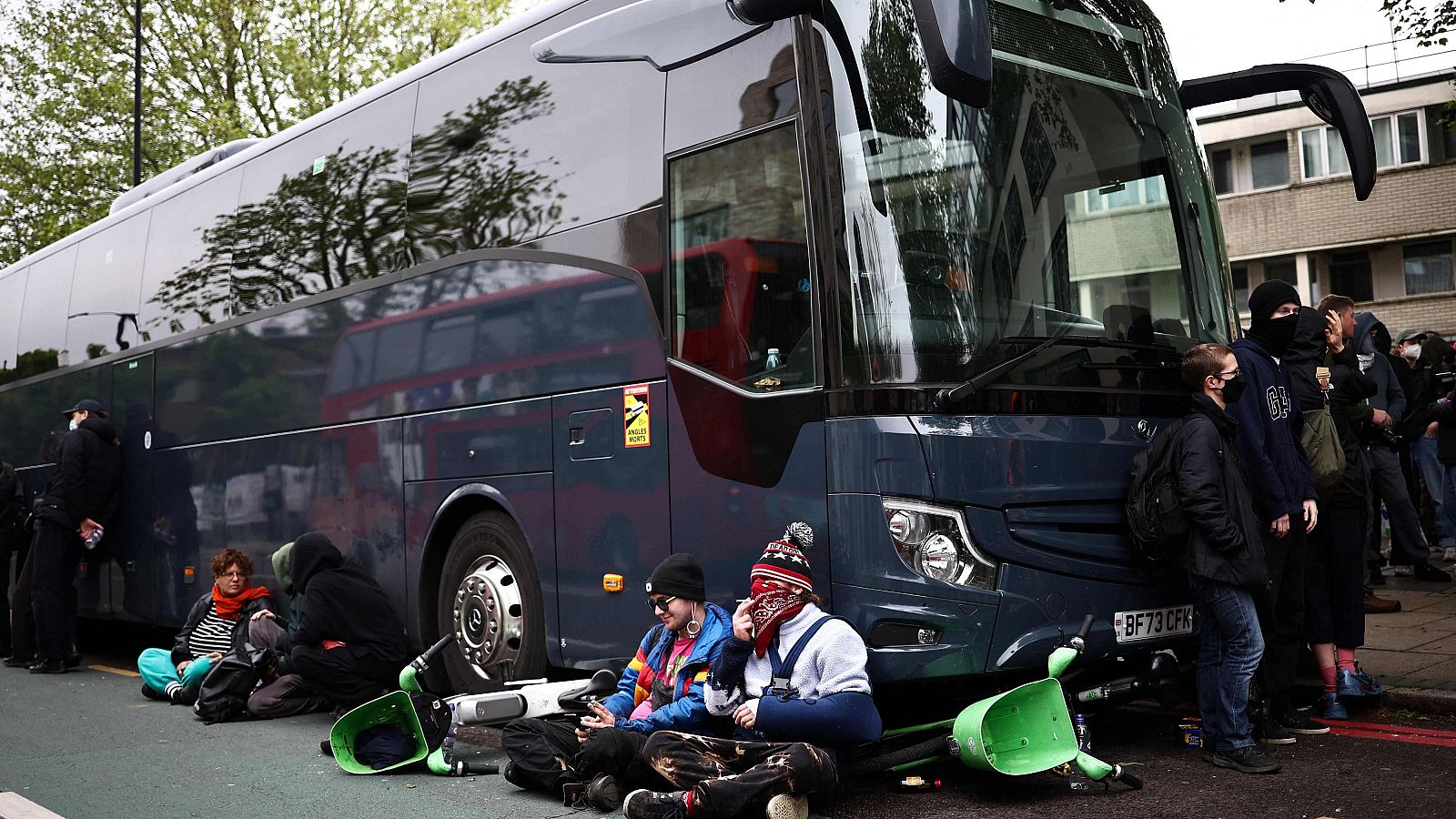 Migrantes de Reino Unido huyen a Irlanda para que no los deporten | Ver