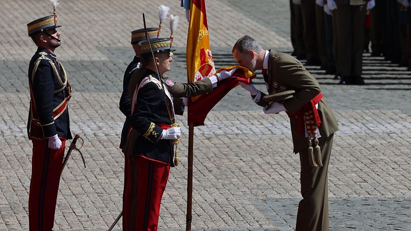 Felipe VI jura bandera con su promoción 40 años después y la princesa Leonor como testigo