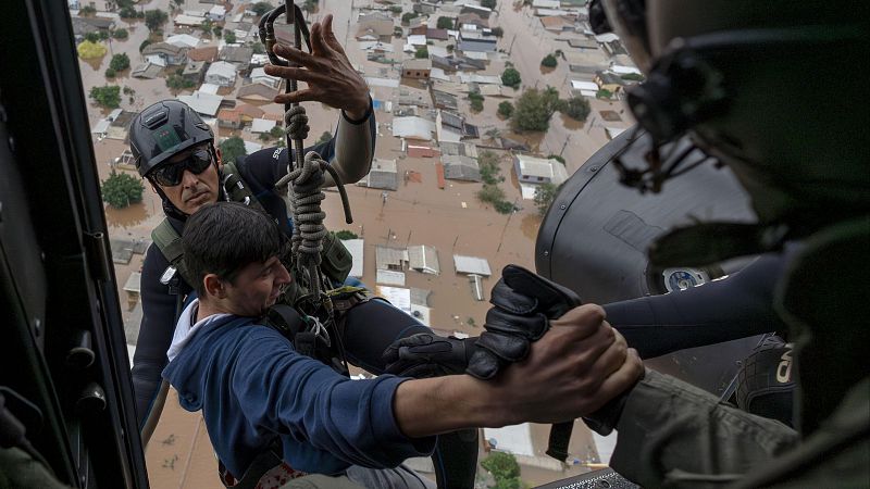 Suben a 86 los muertos en las inundaciones en el sur de Brasil mientras más de cien personas siguen desaparecidas