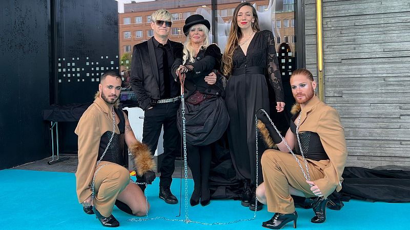De zorra cazada a dominatrix: Nebulossa impacta con su look en la alfombra turquesa de Eurovisión