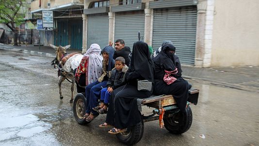 Un grupo de personas huye del este de Rfah tras la orden de evacuacin de Israel
